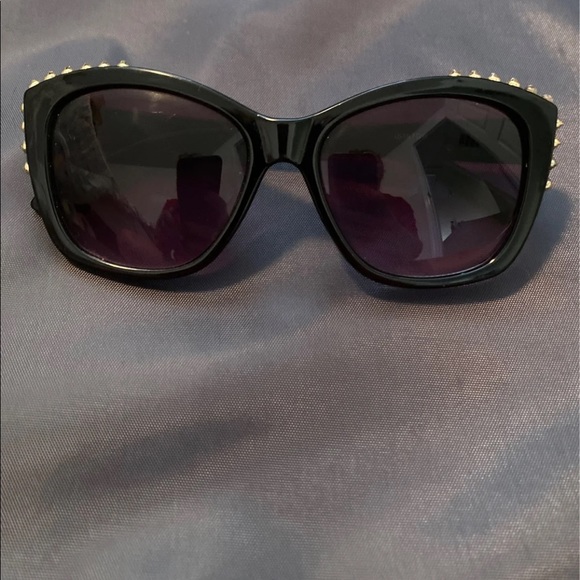 Accessories - 🎈Studded black sunglasses